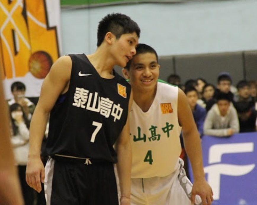 高國豪Crossover吃掉二嫂!兄弟街頭重演「對決戲碼」網酸:餃子好吃嗎