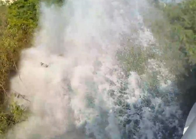 水瀑狂噴! 鯉魚潭40公分過橋管破 台水急調度搶修