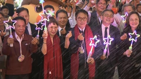 台南大遠百耶誕公益點燈 邀偏鄉學童同樂 帶動購物節買氣