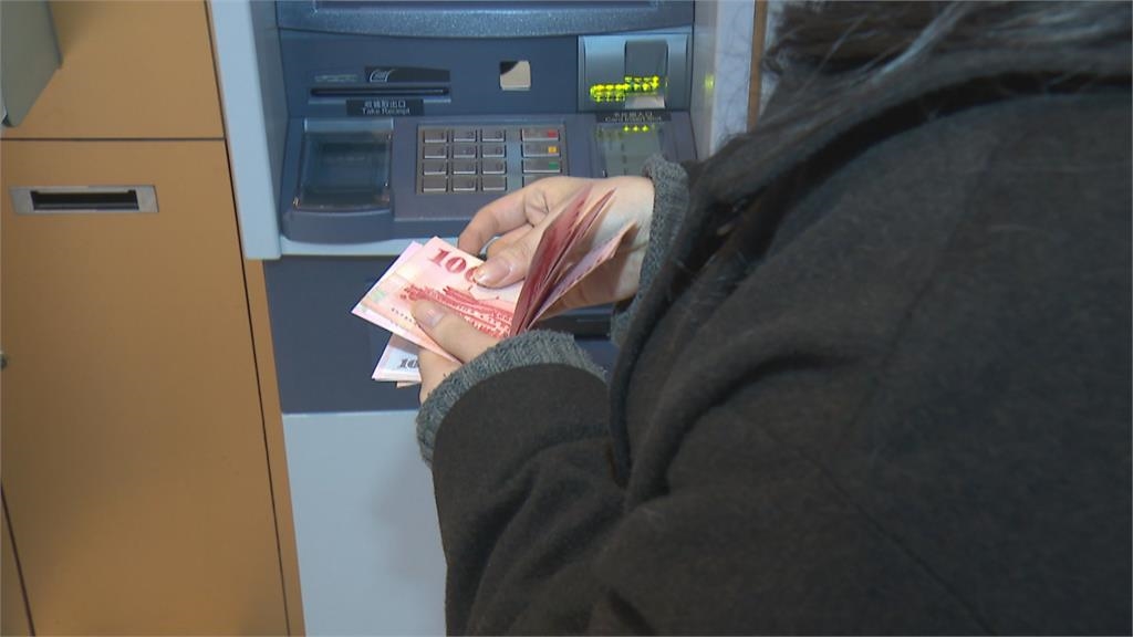 ATM存錢「被吃1000元」監視器竟看不清！工程師曝「1招自保」她更傻眼