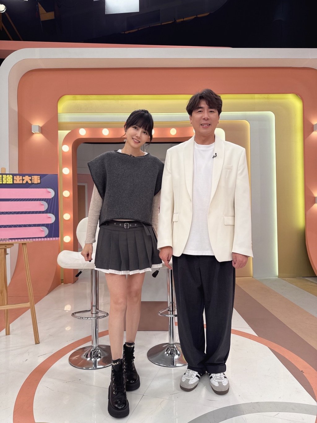 (影)／蔣偉文自信滿滿幫老婆停車 沒想到車頭掉到停車塔外？