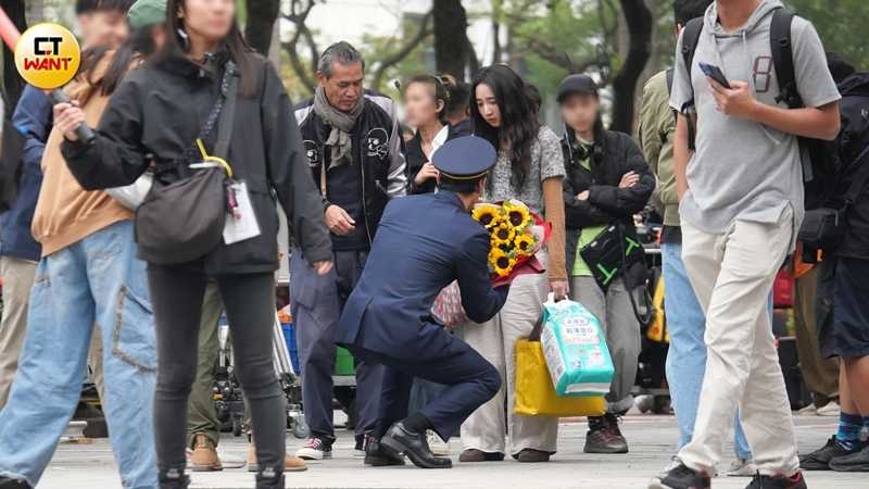 捧著一束向日葵的阮經天，對著李沐單膝下跪。（圖／本刊攝影組）