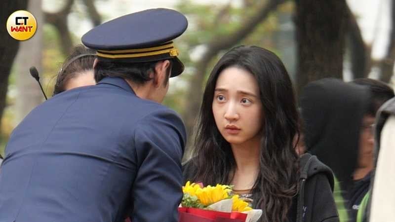 長髮披肩又中分得的李沐，遠看確實有幾分神似Fumi阿姨。（圖／本刊攝影組）