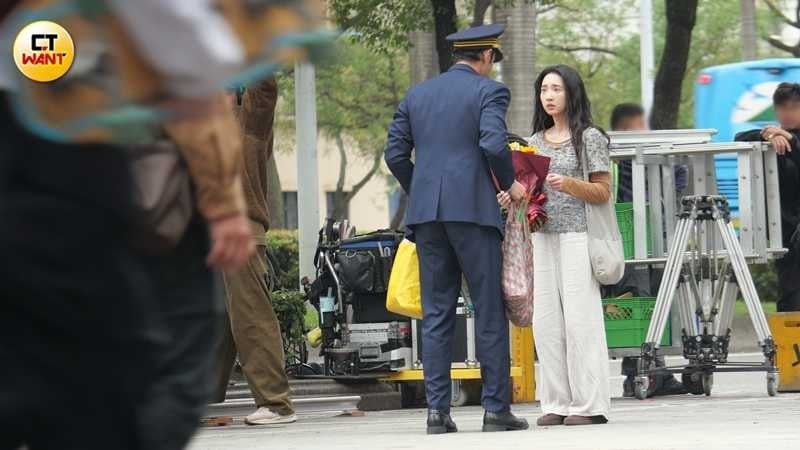 接過阮經天的花，李沐臉上還一臉不可置信的表情。（圖／本刊攝影組）