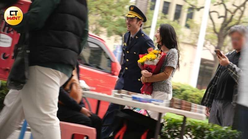 拍戲空檔，阮經天與李沐互動良好，兩人都笑得很開心。（圖／本刊攝影組）