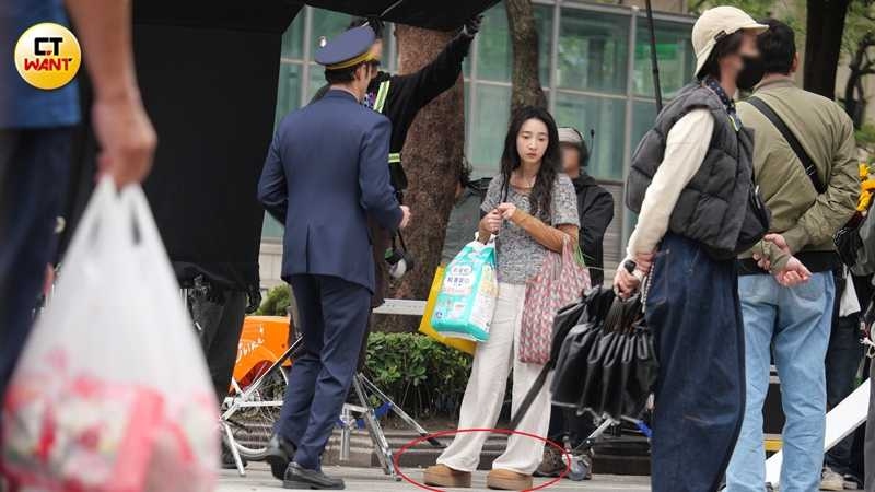 再次上工時，李沐換上厚底鞋，似乎是要拉近與阮經天的身高差距。（圖／本刊攝影組）