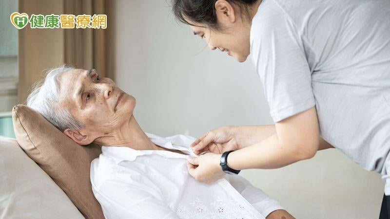 別讓長照照顧者爆炸！專家呼籲：以系統支持取代單打獨鬥