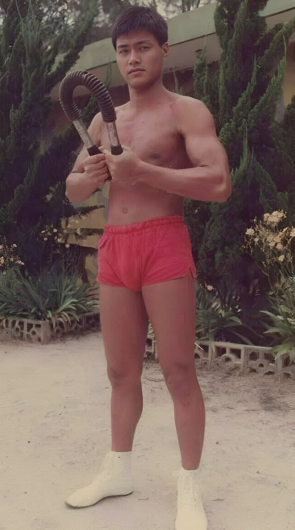 戲劇硬漢王中皇脫了!《姊妹亮起來》大秀腹肌！公開「最強菜單」