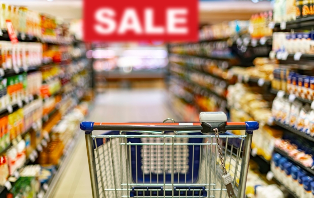 很多人記帳記一記發現自己最常付的，是那種無意識花掉的錢，尤其大促銷的時候，最容易傻傻花錢。圖/123RF圖庫