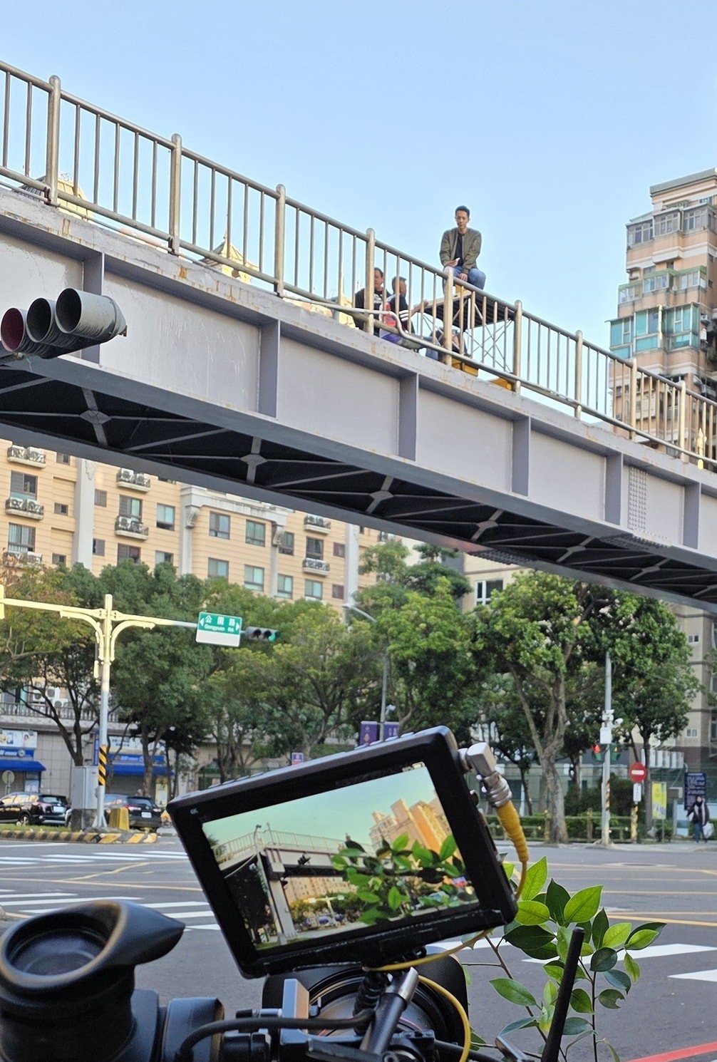 楊皓崴《好運來》跳天橋戲「驚悚瞬間」全被翁家明拍下!網友驚呼:又有人領便當?