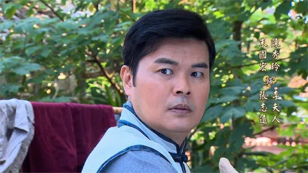 遊覽車帶貨高歌竟是《玫瑰瞳鈴眼》男星！朱國宏「逆天帥臉0變化」網驚呆