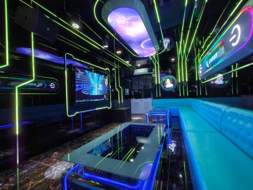 星爺表示，移動式招待所除了空間尺寸固定，其餘軟硬體皆可以客製化，總價145萬元起，是企業主能負擔得起的價格。（圖／網紅星爺提供）