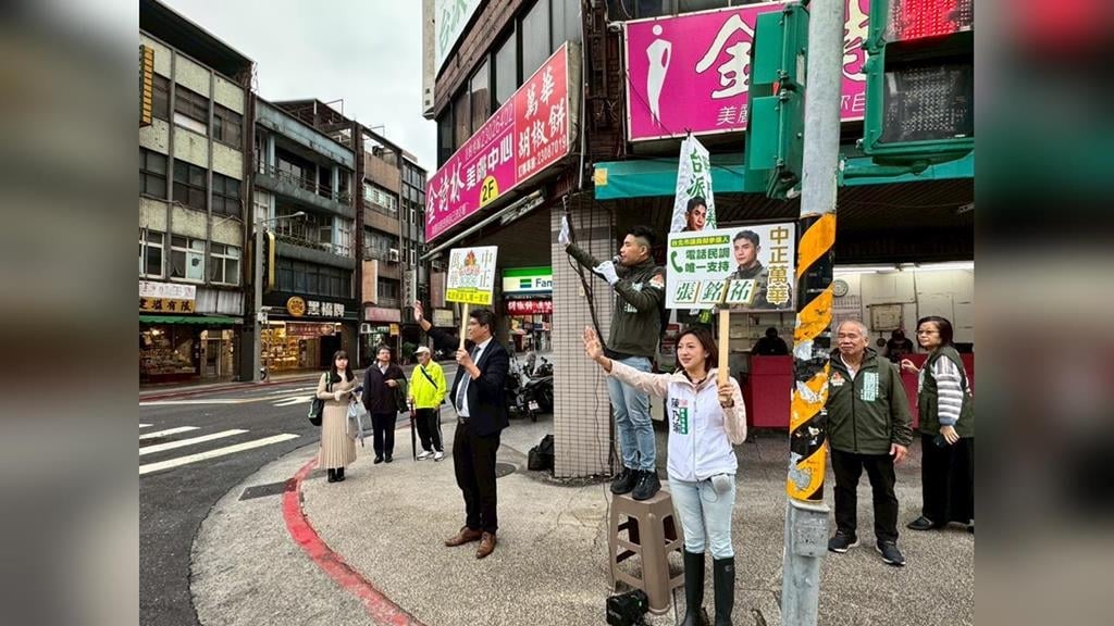 中正萬華擬參選人張銘祐勤掃街　新北市議員陳乃瑜現身送暖