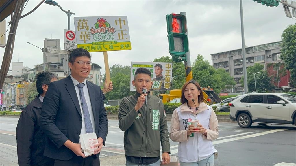 中正萬華擬參選人張銘祐勤掃街　新北市議員陳乃瑜現身送暖