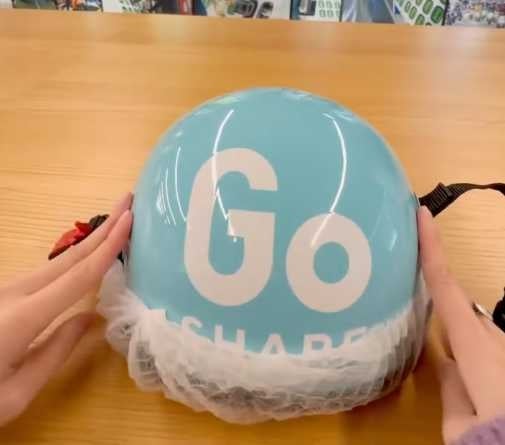 拋棄式帽套套在帽子上。（圖／翻攝自Threads@goshare.official）