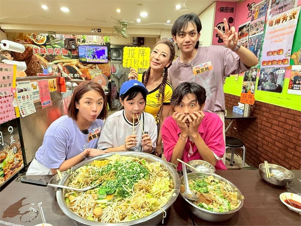 楊繡惠遇１９歲鼓手沒錢放棄維也納演出機會！拉他手要帶回家承諾幫出機票