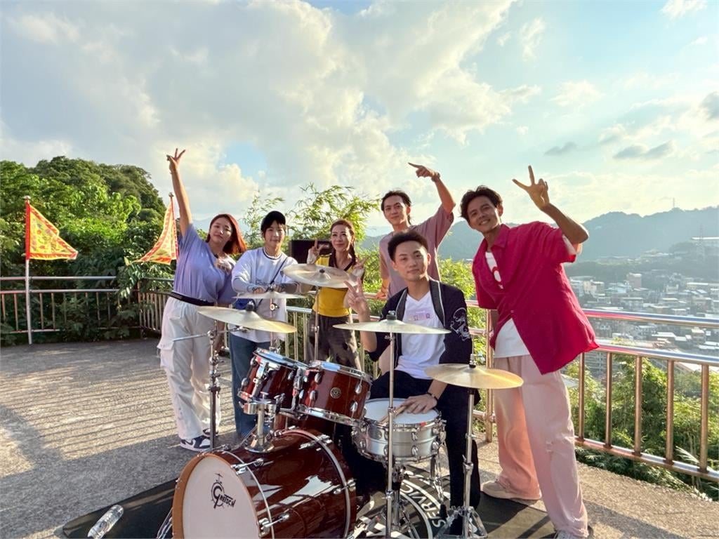 楊繡惠遇１９歲鼓手沒錢放棄維也納演出機會！拉他手要帶回家承諾幫出機票