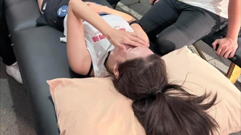 啦啦隊(影)／韓籍啦啦隊女神錄影出現緊急狀況！「忽然倒地」醫護火速衝入場救治
