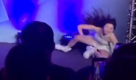 啦啦隊(影)／韓籍啦啦隊女神錄影出現緊急狀況！「忽然倒地」醫護火速衝入場救治