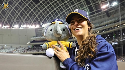 中職(影)／中信兄弟打擊教練莎菈太可愛！社群發佈球場邊「逗趣影片」球迷狂讚