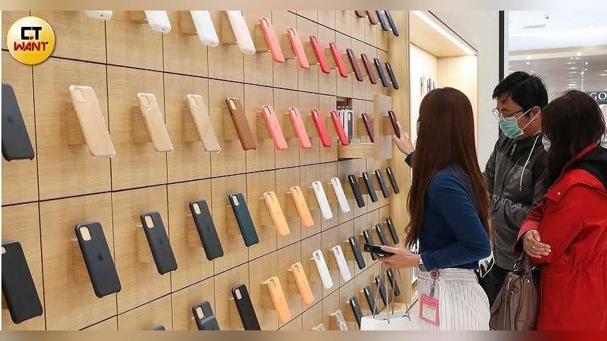 流行會循環！這款手機殼一票學生開始用　網笑歪：長輩超愛