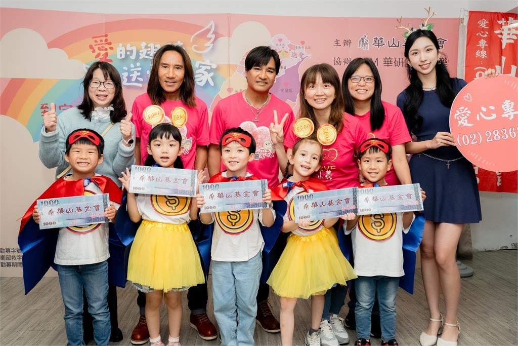 動力火車與吳若湄力挺偏鄉長輩！ 陪百歲人瑞歡慶聖誕