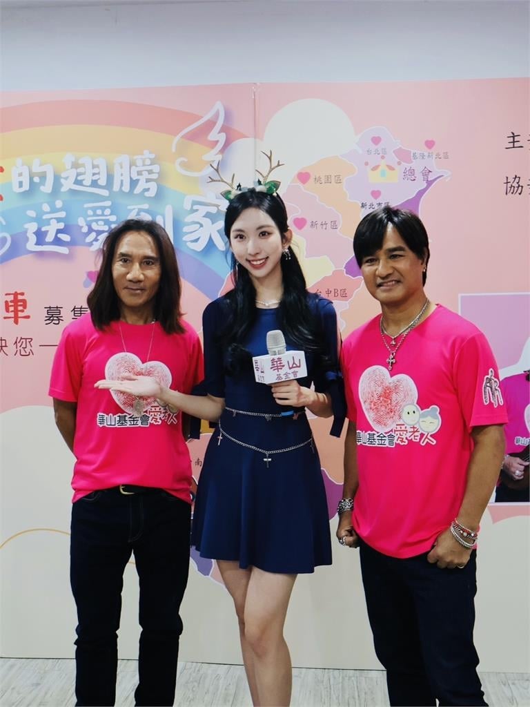 動力火車與吳若湄力挺偏鄉長輩！ 陪百歲人瑞歡慶聖誕