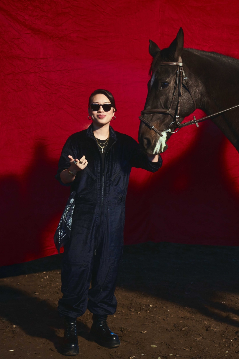 葛仲珊與馬演員對戲。（圖／索尼音樂提供）