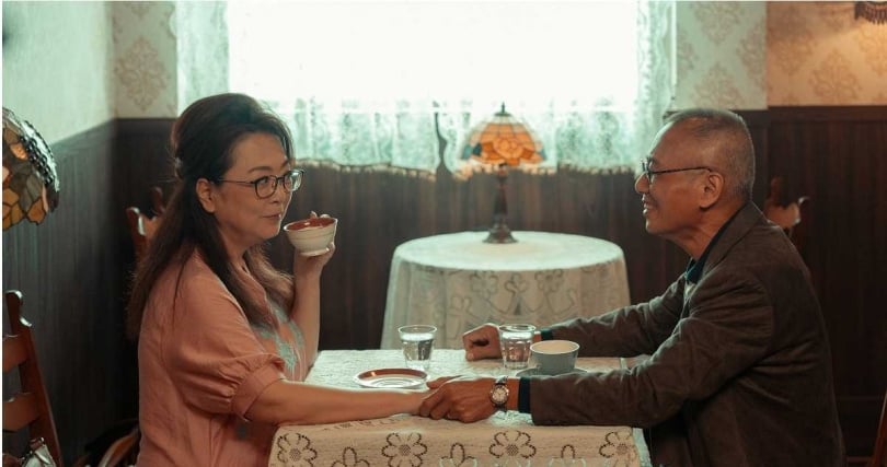 《整形過後》「瓊瑤女星」趙永馨飾演(左)失智婦,深情翁童毅軍(右)欲整回18歲喚回愛情。(圖/六魚文創)