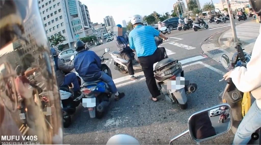 騎士闖紅燈亂丟菸蒂遭喝斥撿起　網友大讚「正義超人」