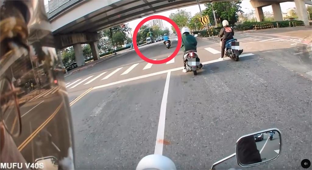 騎士闖紅燈亂丟菸蒂遭喝斥撿起　網友大讚「正義超人」