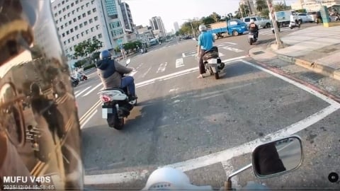 騎士闖紅燈亂丟菸蒂遭喝斥撿起　網友大讚「正義超人」