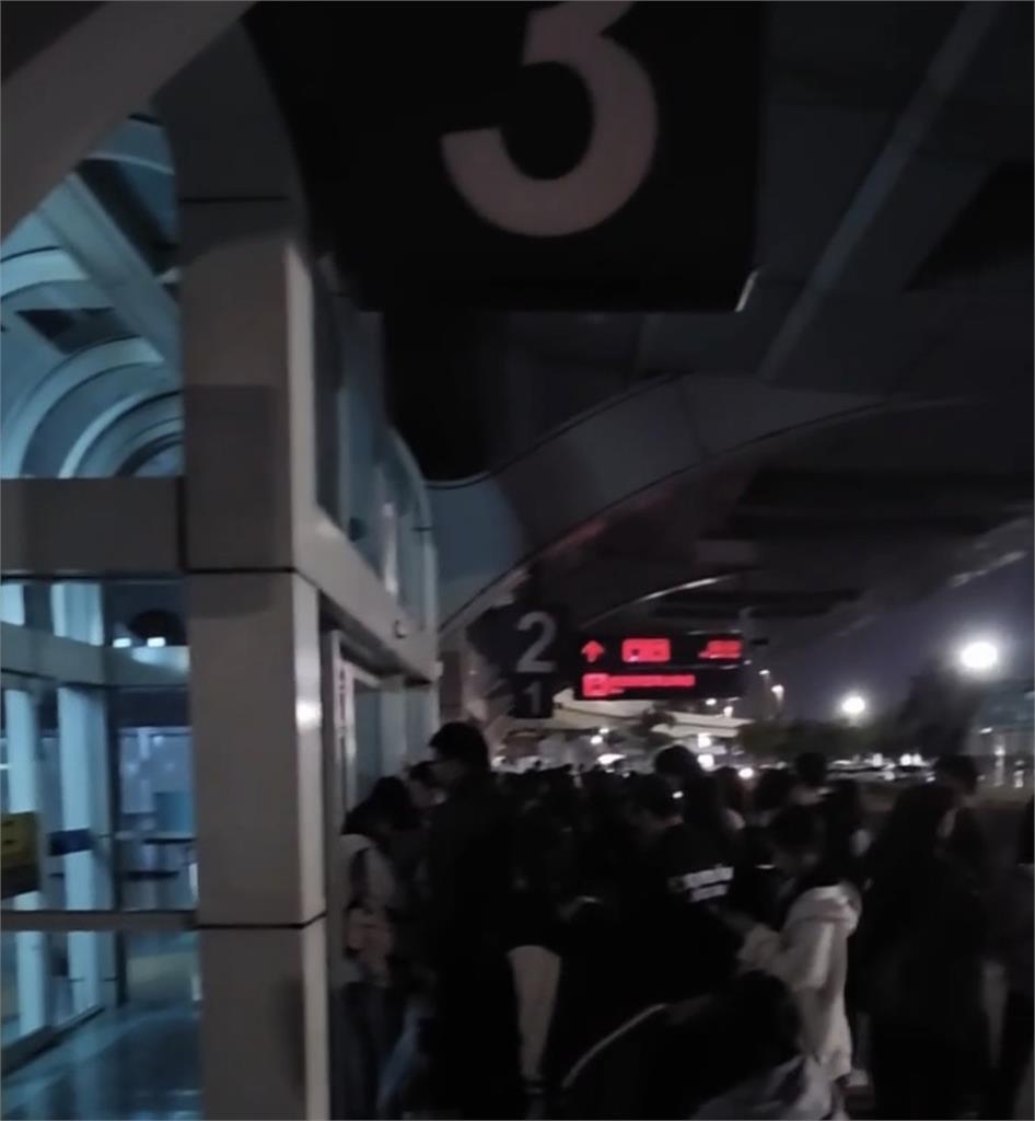 AAA湧3000粉絲爆高雄「接機亂象」!竟用「1奇招」戰術性卡位…網喊太扯