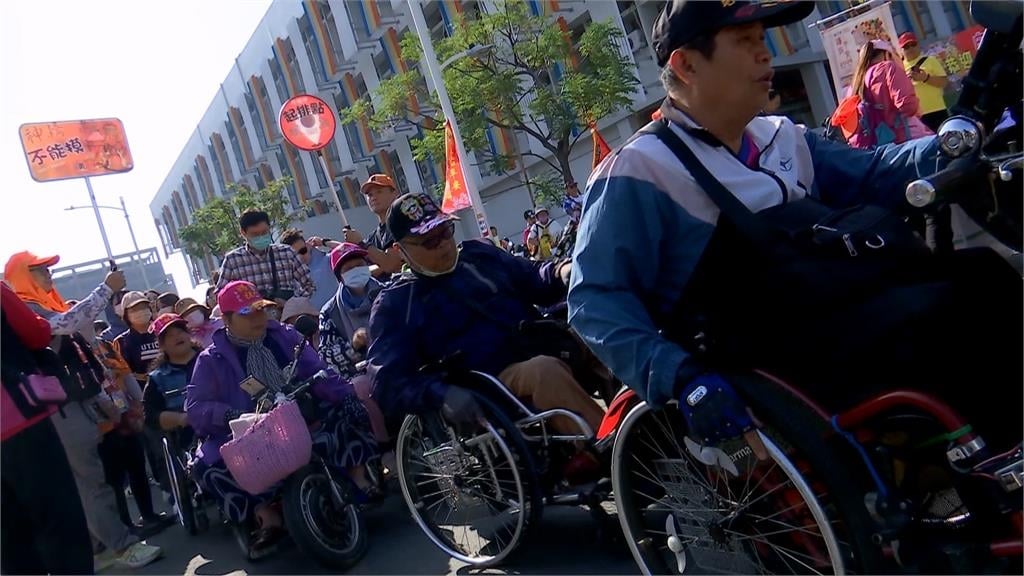 粉紅超跑白沙屯媽祖高雄遶境　信徒擠爆現場　等待鑽轎底