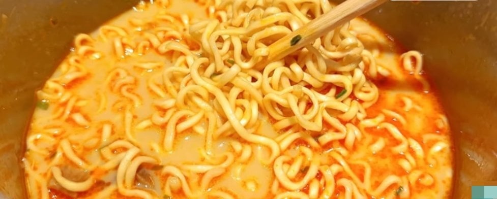 台人「泡麵加1物」狂吸42萬人!南韓留學生吃了驚呆…竟釣出金針菇點名:我要半熟