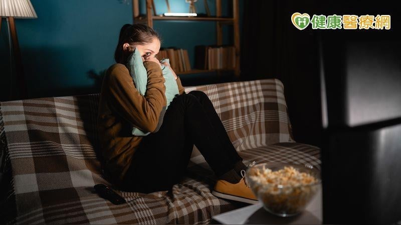 恐怖片為何吸引人？還能緩解焦慮？專家解析「又怕又愛看」心理機制！