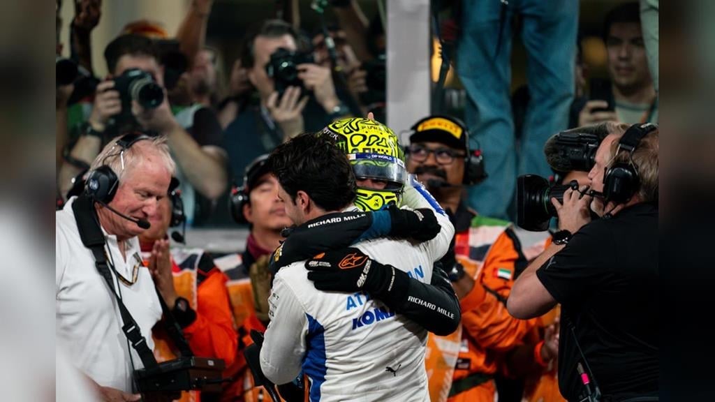 F1(影)／麥拉倫諾里斯奪世界冠軍！好兄弟賽恩斯賽後祝福擁抱畫面惹哭網友