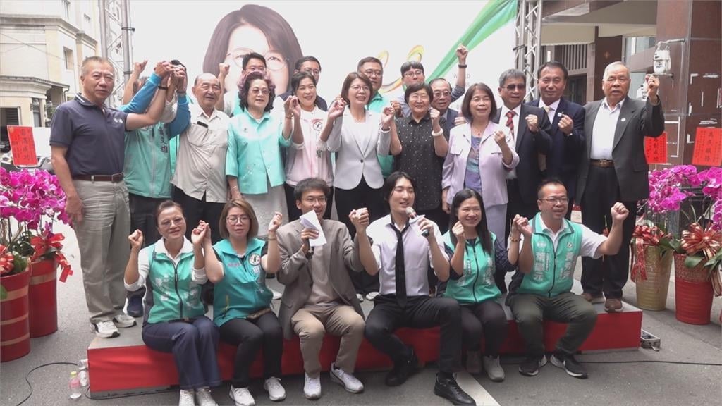 彰化縣長提名競爭激烈！　黃秀芳領軍路口拜票