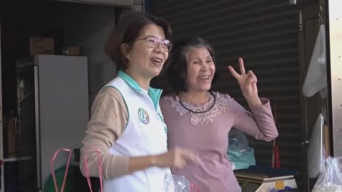 彰化縣長提名競爭激烈! 黃秀芳領軍路口拜票