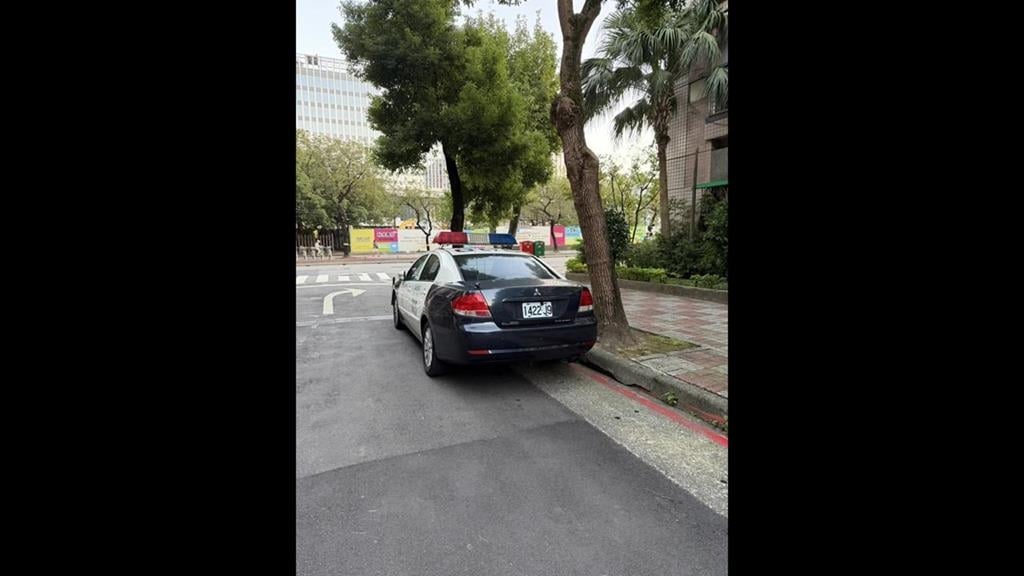 公館商圈警車帶頭違停？　民眾跟進臨停吃紅單