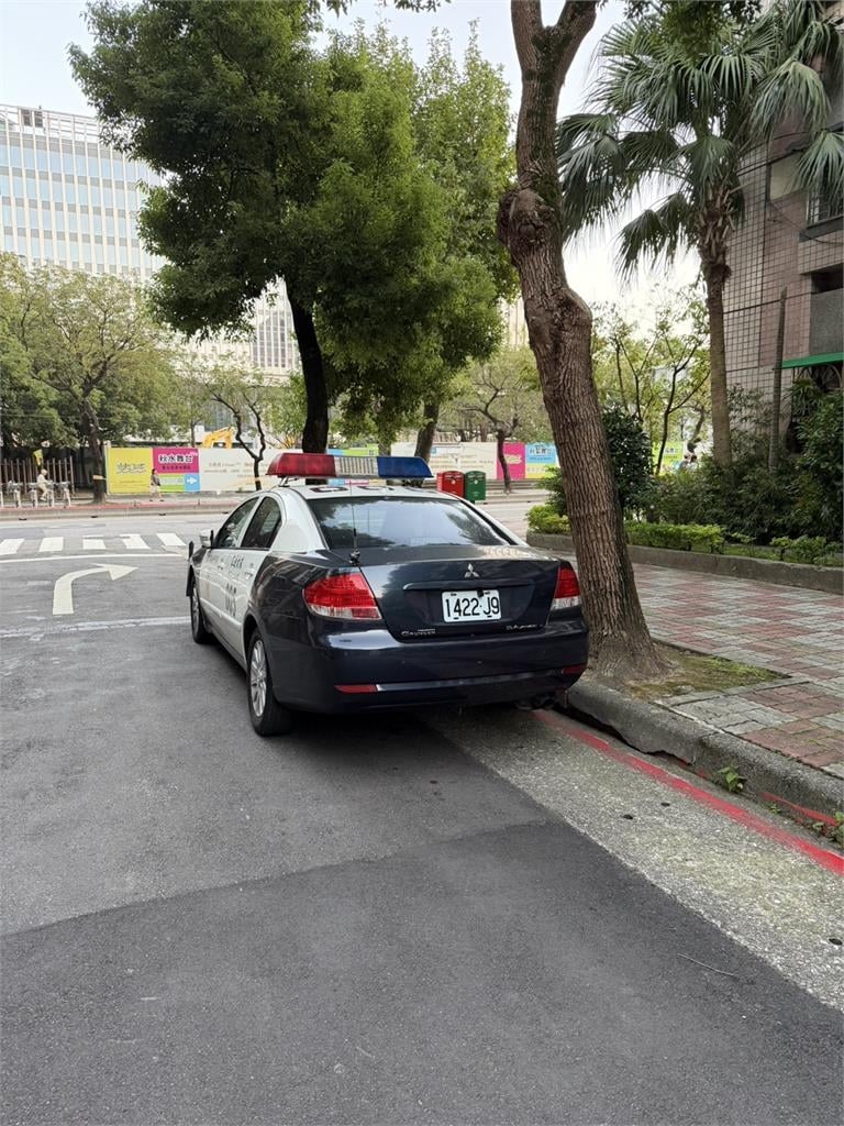 公館商圈警車帶頭違停？　民眾跟進臨停吃紅單
