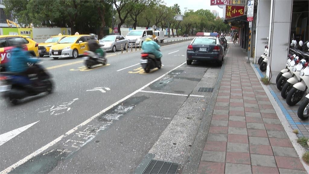 公館商圈警車帶頭違停？　民眾跟進臨停吃紅單