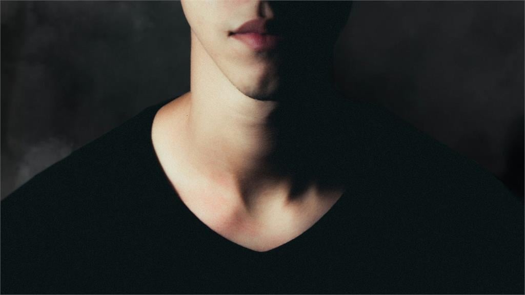 人妻吃飯1穿搭被公公狂嫌「家裡有人過世才會穿」！釣一票苦主喊：長輩都不愛