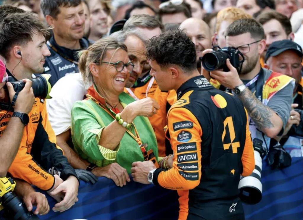 賽車(影)／是實況主也是職業賽車手！麥拉倫諾里斯勝紅牛維斯塔潘成F1新科世界冠軍