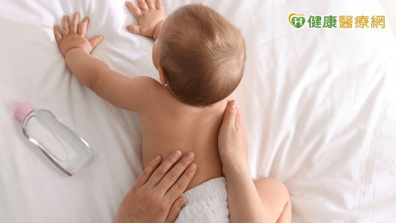 了解嬰兒油常見成分、使用時機！食藥署：寶寶肌膚「2狀況」用前要謹慎