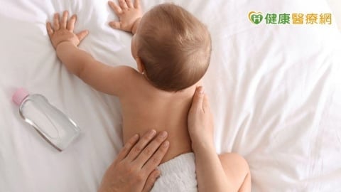 了解嬰兒油常見成分、使用時機!食藥署:寶寶肌膚「2狀況」用前要謹慎