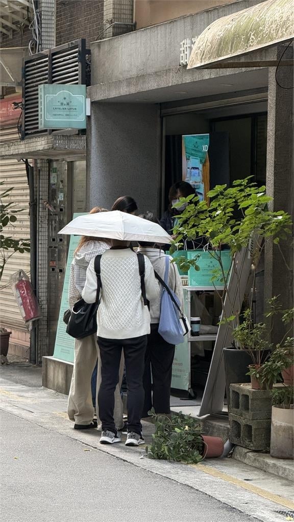 部落客酸牛軋餅名店「挺大罷免」生意雪崩!老闆怒PO「現場排隊照」秒打臉