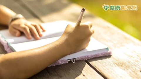 每天早上兩行字就能變幸運?專家揭一分鐘日記的神奇效應