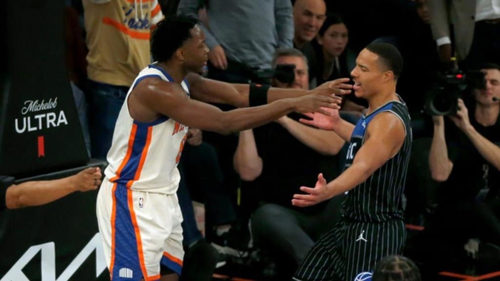 NBA(影)／丟人啦！隊友飛身遭扯下魔術「小拳石」不忍了「拿球怒砸」尼克前鋒吞T