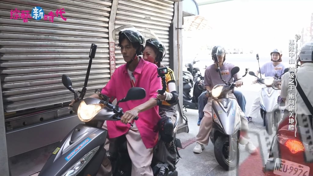 騎車雙載籃籃「卡最斜陡坡」急跳車！ 驚險一幕全錄下嚇喊：太危險